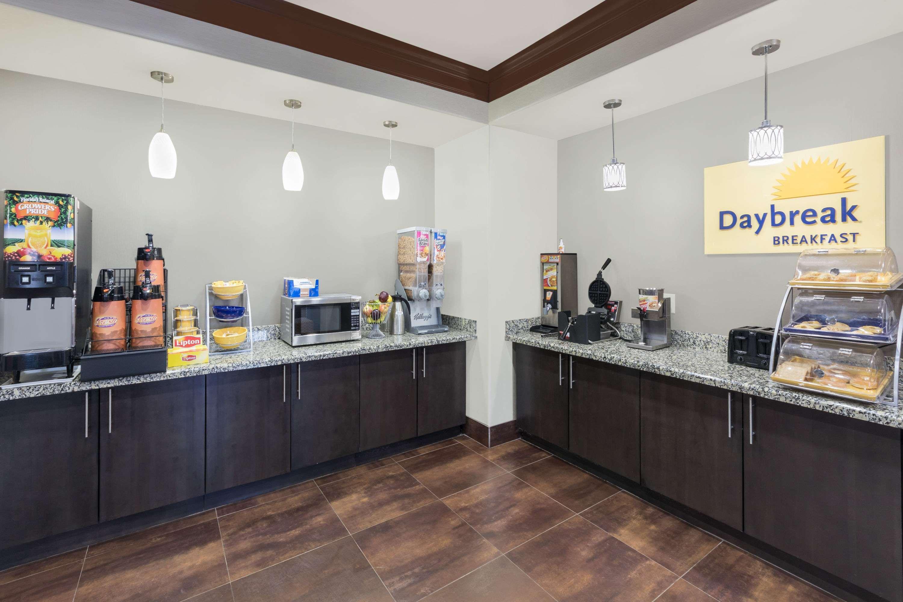 Days Inn By Wyndham Dilley Exteriér fotografie